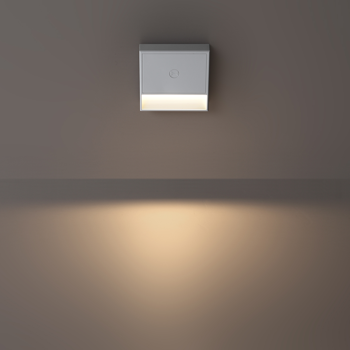 Картинка Светильник накладной сенсорный для лестниц Novotech 359709