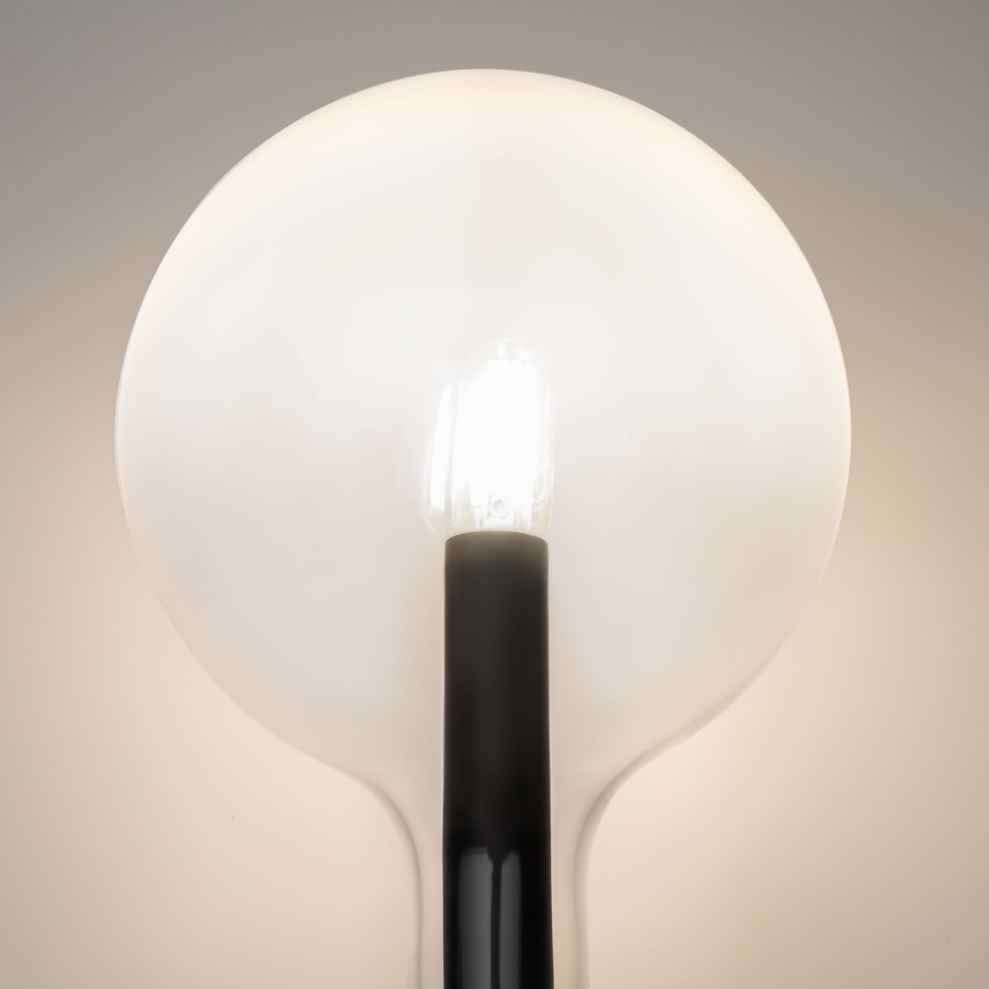 Дополнительная картинка Настенный светильник (бра) Maytoni MOD333WL-01B