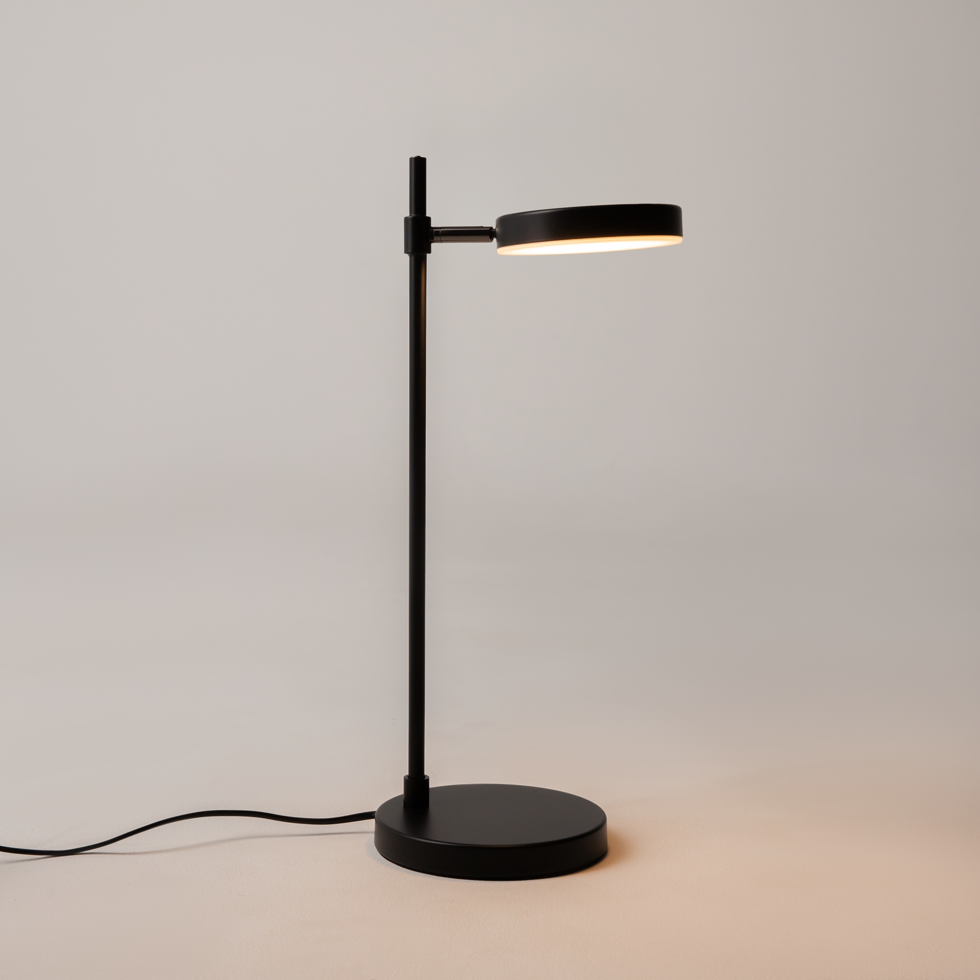 Картинка Настольная лампа Maytoni Fad MOD070TL-L8B3K