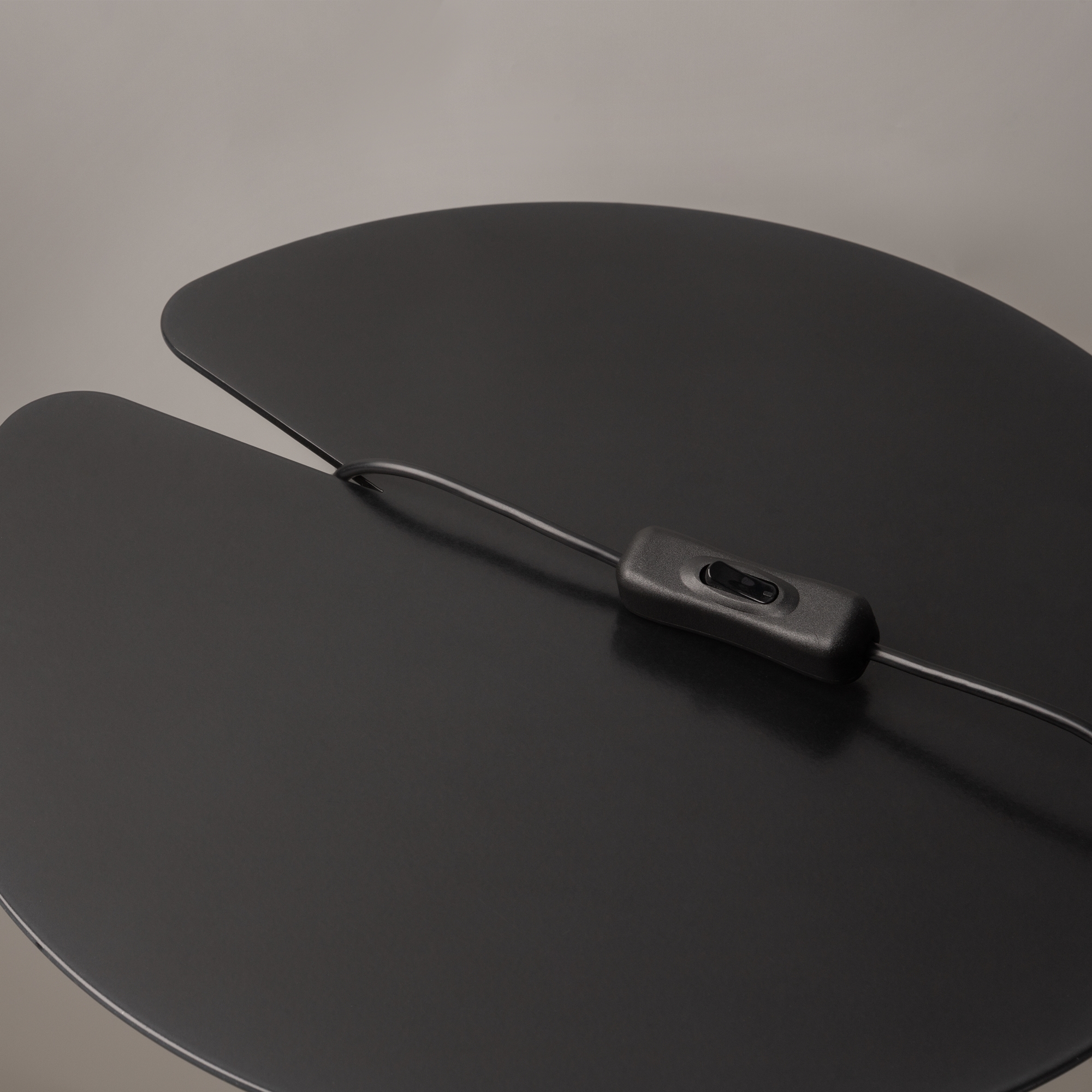 Дополнительная картинка Настольный светильник Maytoni MOD282TL-L15G3K1