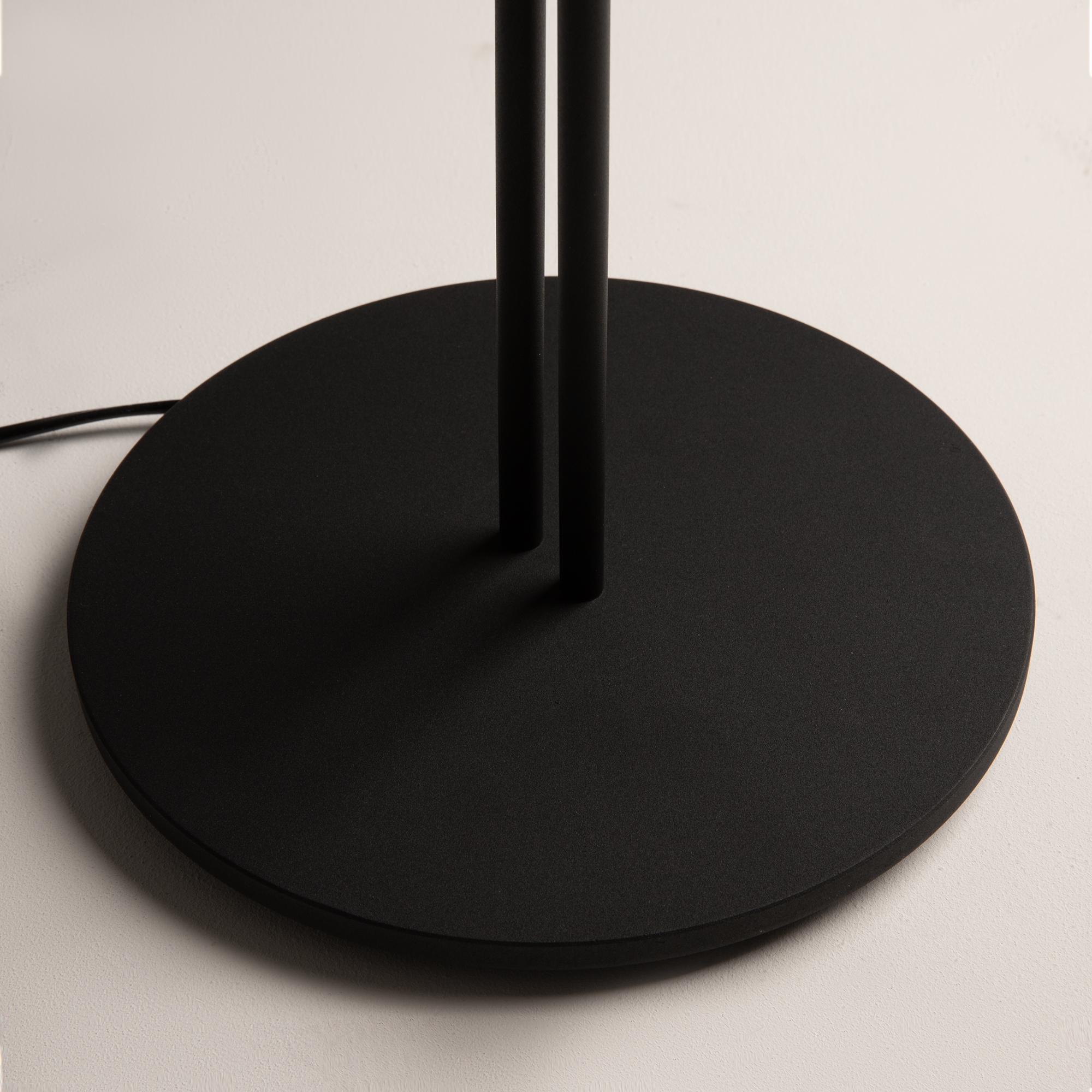 Дополнительная картинка Напольный светильник (торшер) Maytoni MOD152FL-L1BK