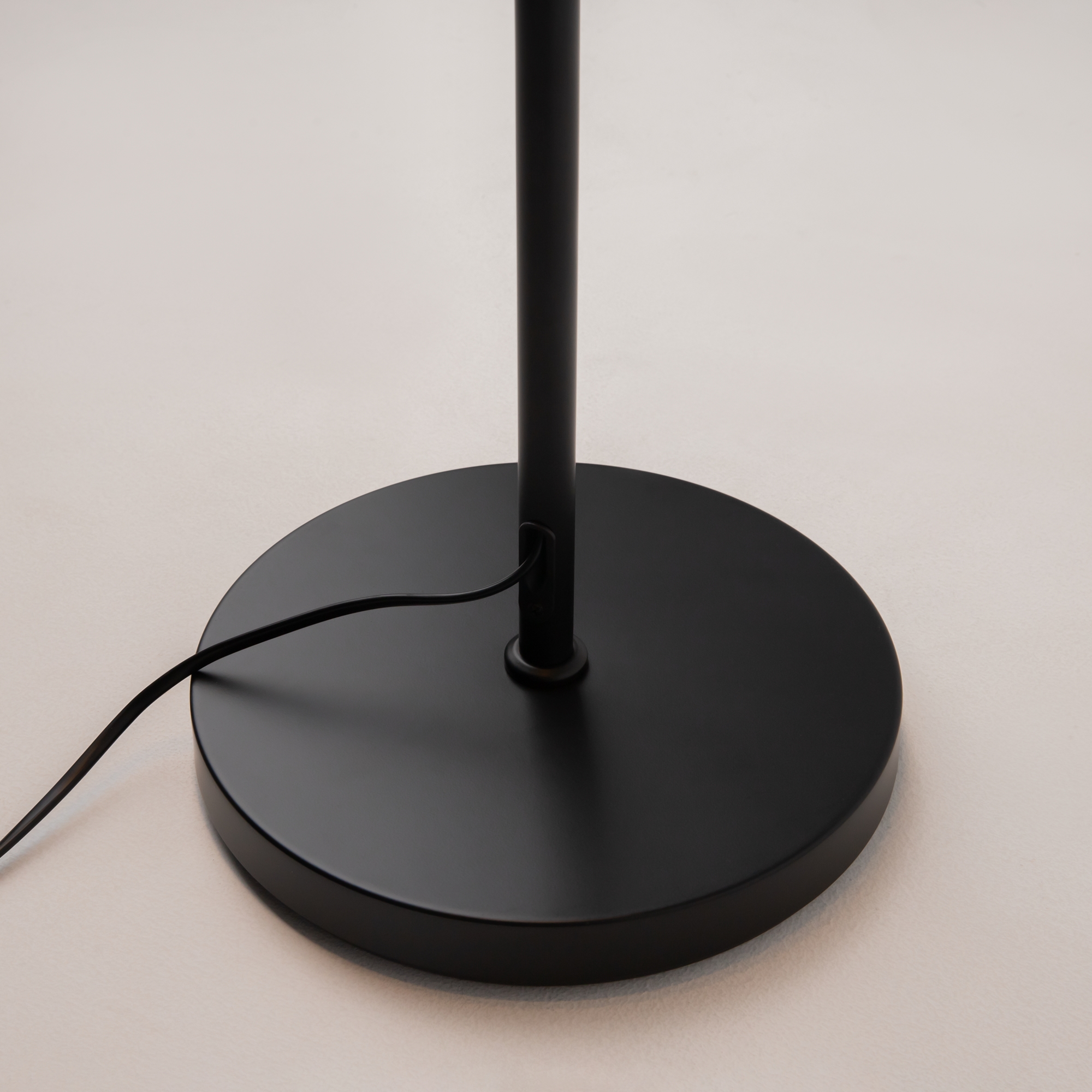 Дополнительная картинка Напольный светильник (торшер) Maytoni MOD070FL-L12B3K