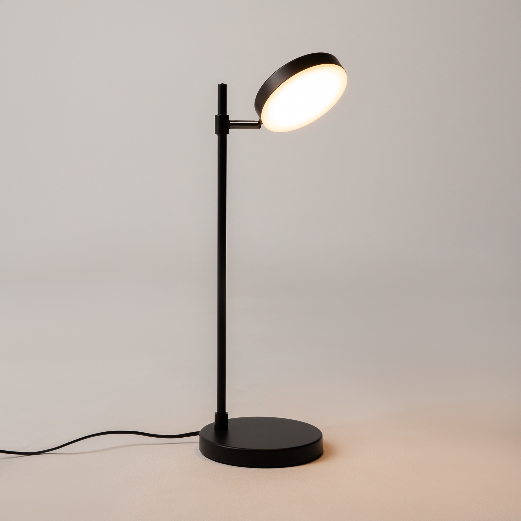 Картинка Настольная лампа Maytoni Fad MOD070TL-L8B3K