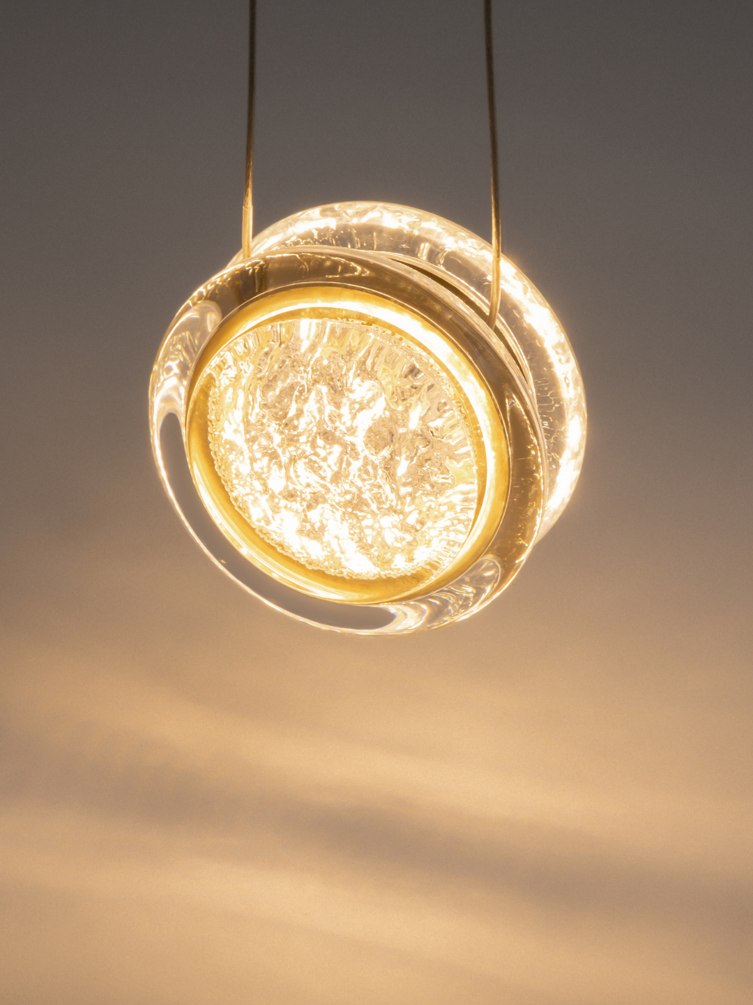 Люстры из акрила - преимущества, идеи для интерьера и советы