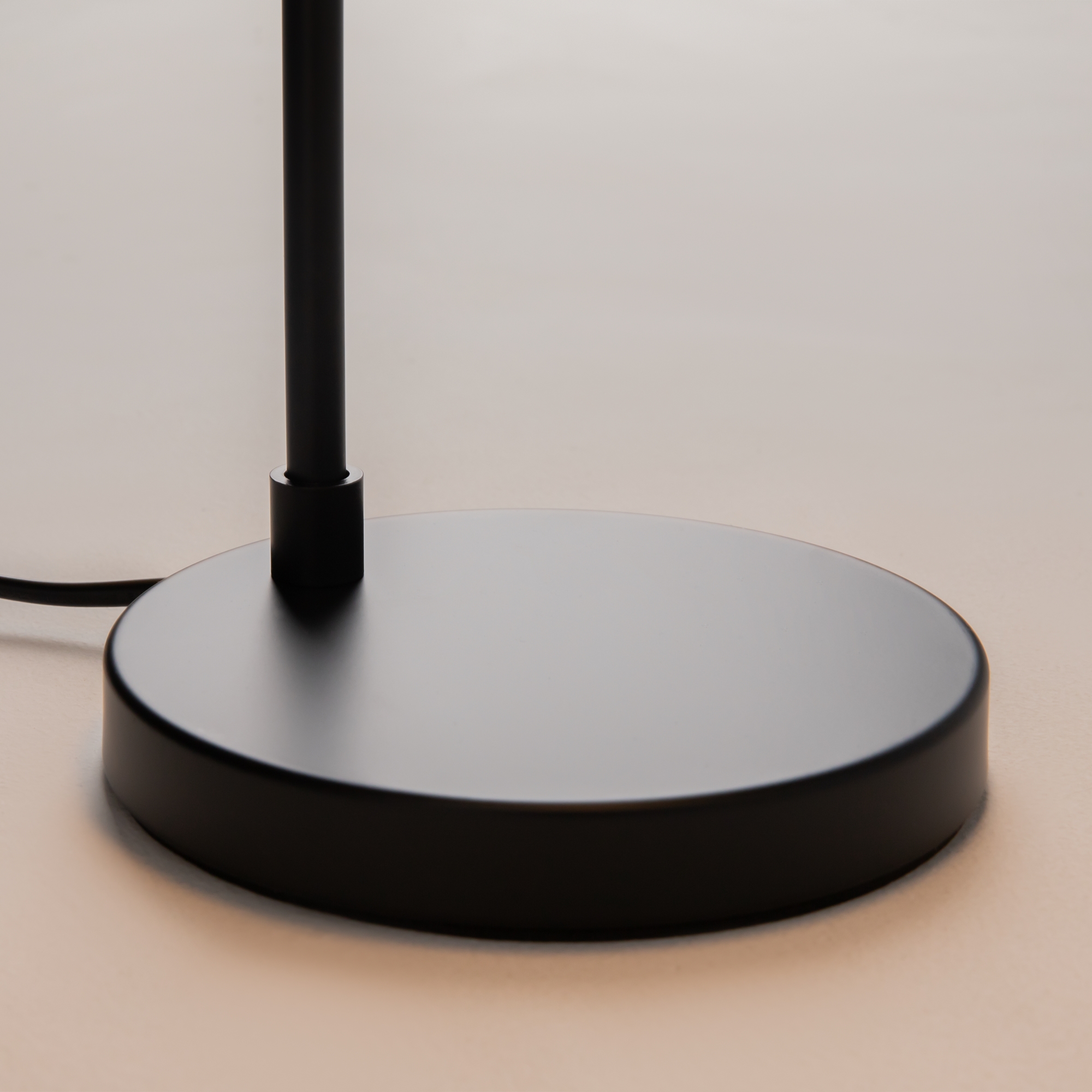 Картинка Настольная лампа Maytoni Fad MOD070TL-L8B3K