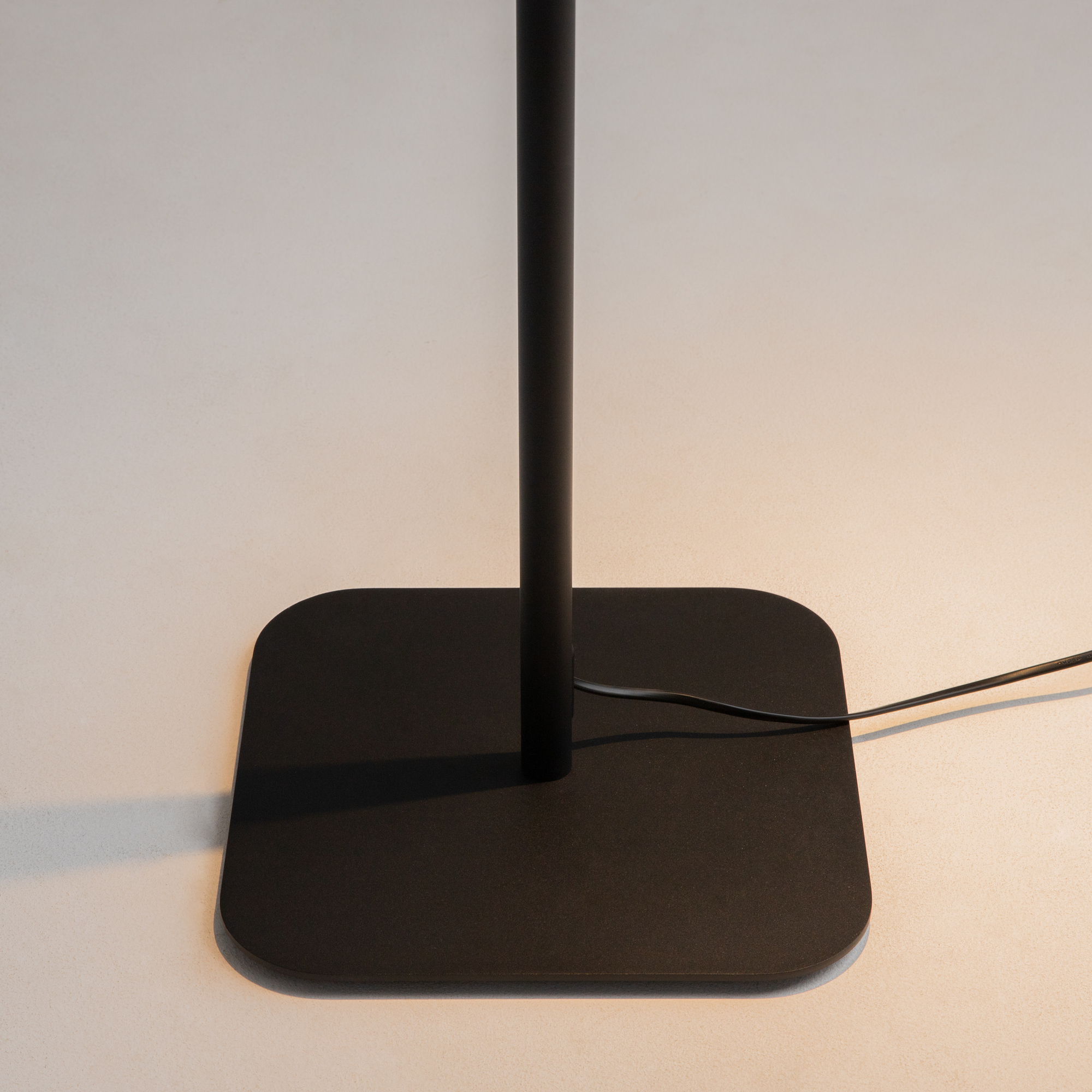 Картинка Торшер Maytoni Farel Z001FL-L3W-1B