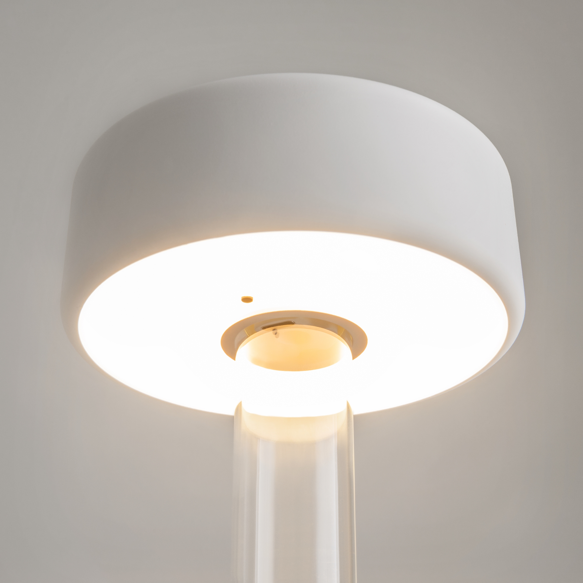 Картинка Аккумуляторный светильник Maytoni MOD229TL-L3W3K1