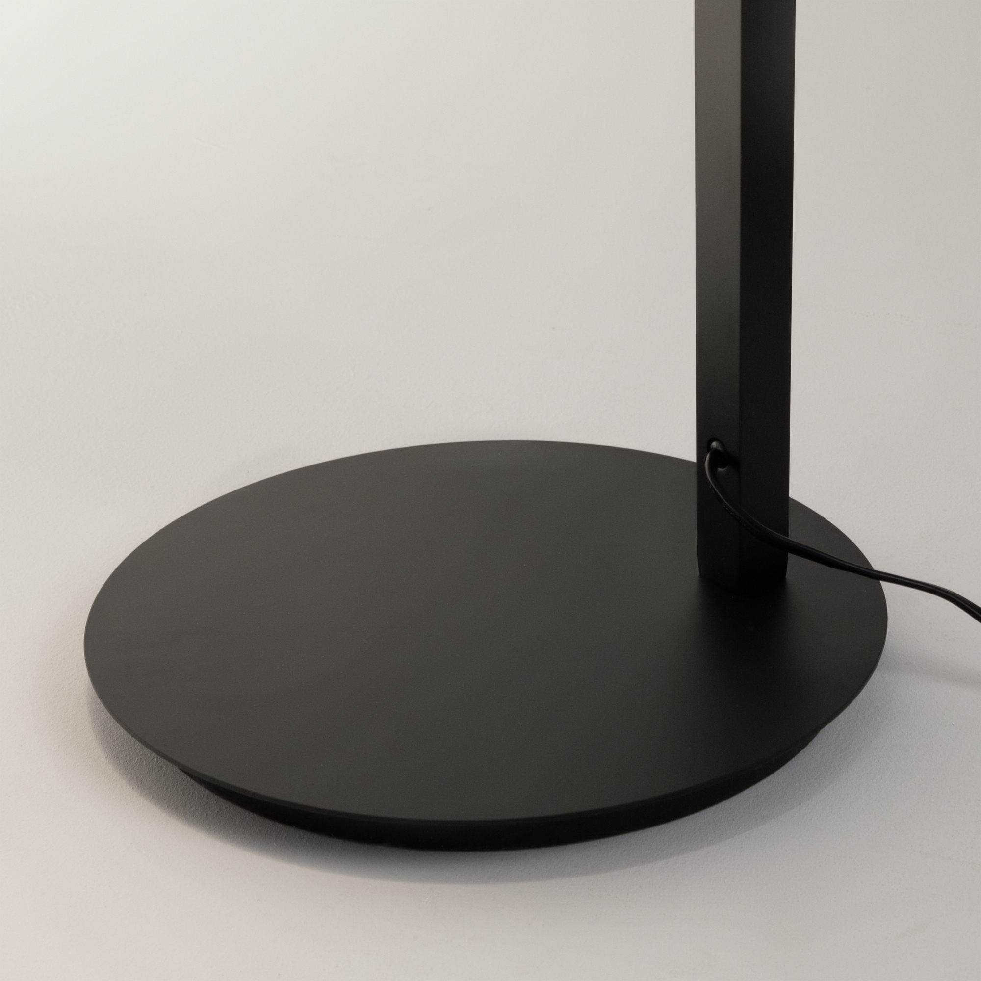 Картинка Напольный светильник (торшер) Maytoni MOD363FL-L14B3K